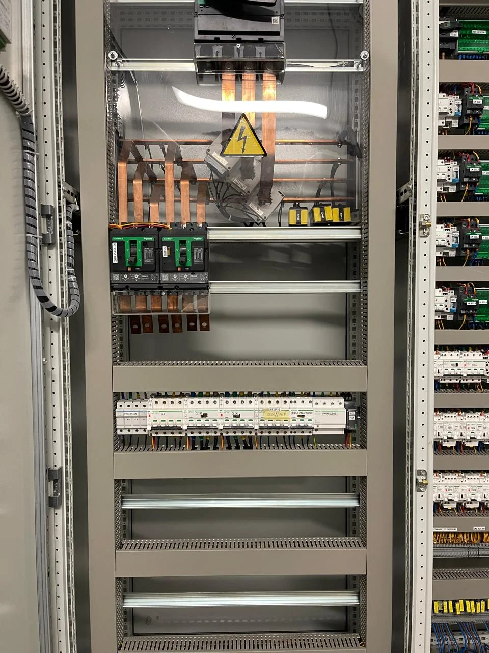 Armoire de commande et installation électrique